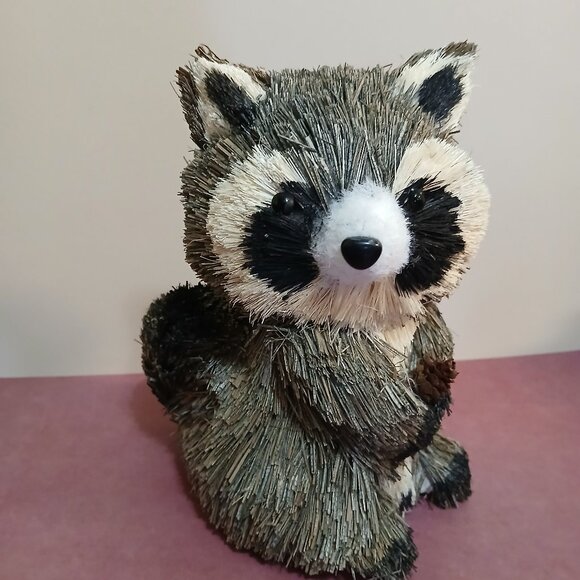 Racoon Figure Made of Straw - Picture 1 of 5